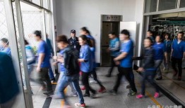 工厂集体吃瓜视频,欢乐瞬间捕捉工作之余的温馨时光