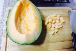 在老家吃哈密瓜