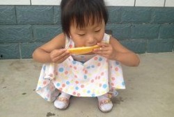 宝宝吃瓜跳舞,萌态十足，萌化人心！