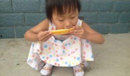 宝宝吃瓜跳舞,萌态十足，萌化人心！