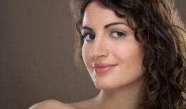 大龄女人吃玫瑰瓜