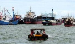 渔民出海台湾吃瓜,出海捕鱼之余，品尝独特瓜果滋味