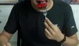 吃瓜的时候男友也在吃瓜,男友与我共享吃瓜时光