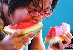 吃瓜 男女 照片高清,吃瓜男女的趣味瞬间