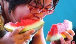 吃瓜 男女 照片高清,吃瓜男女的趣味瞬间