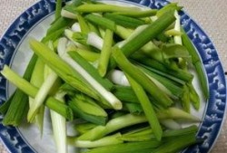 吃哈密瓜能吃蒜苔吗,美味搭配的饮食探索