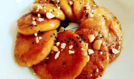 小孩吃瓜被抢吃皮