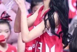 吃瓜女神球场小说,球场风云，爱情与梦想的交织