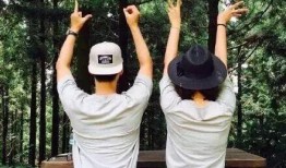 情侣拍照吃瓜图片,情侣拍照吃瓜，共享夏日悠闲时光