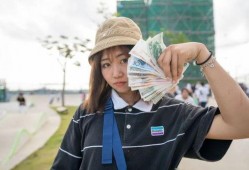 滑板女孩吃瓜,一场别开生面的街头盛宴