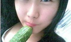 路边吃瓜美女,一幕温馨瞬间成焦点