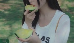 路边吃瓜美女,一幕温馨瞬间成焦点