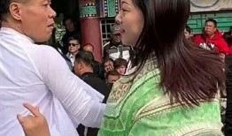 山东济宁夫妻吃瓜,甜蜜生活里的欢乐瞬间