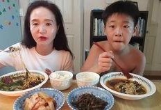 东北母子吃瓜,夏日里的温馨一幕