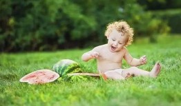 宝宝吃瓜跳舞,萌态十足，萌化人心！