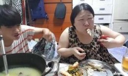 东北母子吃瓜,夏日里的温馨一幕