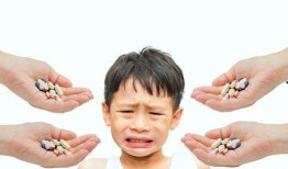 老爸吃瓜宝宝喝药,一场家庭生活的温馨与挑战