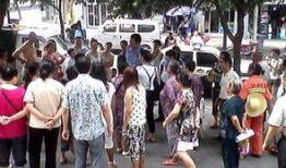 大妈嗑瓜子吃瓜群众,一场街头瓜子的社交盛宴