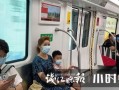 地铁打卡情侣吃瓜
