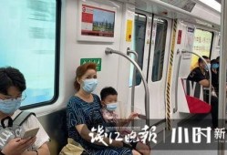 地铁打卡情侣吃瓜