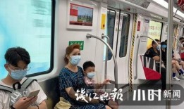 地铁打卡情侣吃瓜