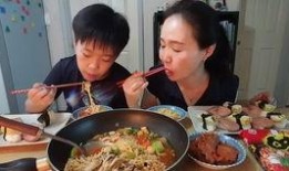 东北母子吃瓜,夏日里的温馨一幕