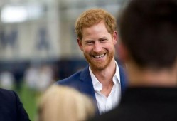 吃瓜哈里王子,从王室成员到吃瓜群众的蜕变之路