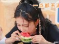 白鹿吃瓜图片,趣味横生，揭秘动物界的“美食家”