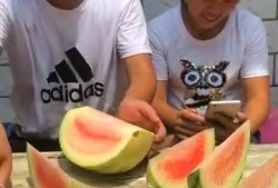 吃瓜吐口水视频