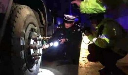 毒贩假装吃瓜群众,揭秘隐蔽交易内幕