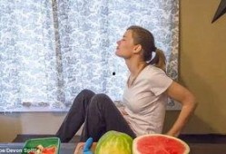 夫妻路边吃瓜视频,甜蜜瞬间引网友热议