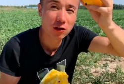 你吃瓜的样子真美,你的吃瓜姿势真美