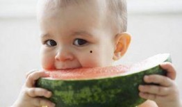 孤独的小孩吃瓜,一个小孩的孤独食瓜记