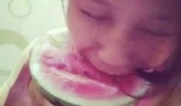 吃瓜吐口水视频