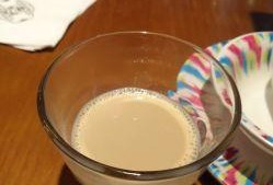 新疆奶茶店吃瓜