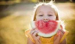 孤独的小孩吃瓜,一个小孩的孤独食瓜记