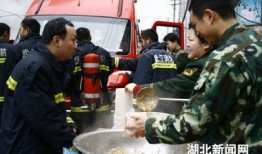 消防兵吃瓜,吃瓜解暑记