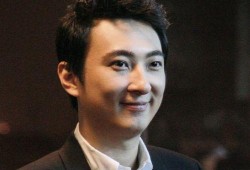 黄俊杰搞笑吃瓜照片,笑料横生引网友热议