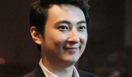 黄俊杰搞笑吃瓜照片,笑料横生引网友热议