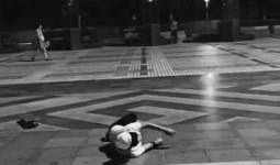 滑板女孩吃瓜,一场别开生面的街头盛宴